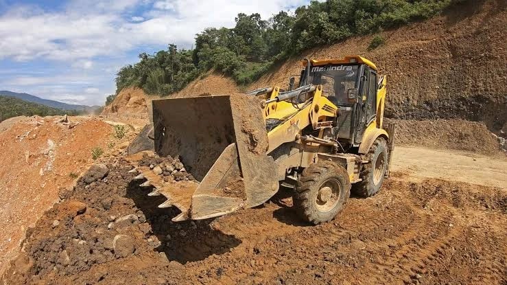 Mahindra TLB 4x4 backhoe loader working on site